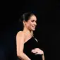 Gaun Meghan Markle memperlihatkan perut buncitnya yang sedang mengandung anak pertamanya dengan Pangeran Harry pada acara British Fashion Awards 2018 (dok. vogue.com/Esther Novita Inochi)