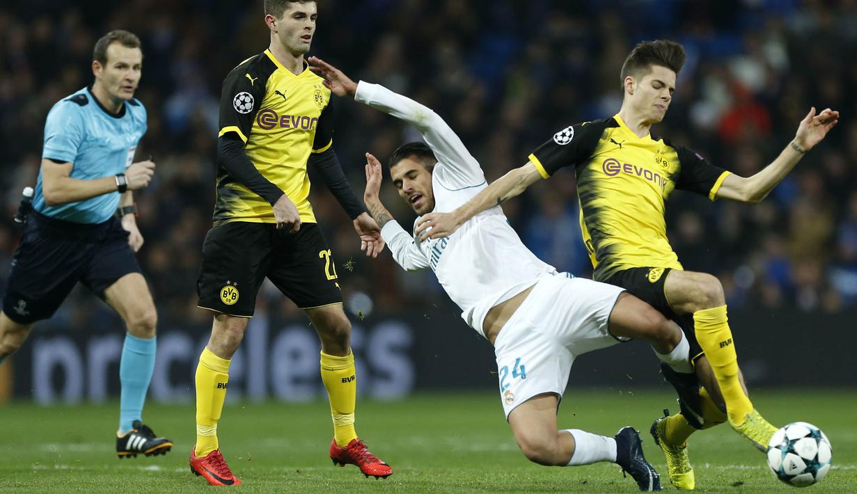 Gelandang Real Madrid, Dani Ceballos, berebut bola dengan gelandang Dortmund, Christian Pulisic, pada laga Liga Champions di Stadion Santiago Bernabeu, Madrid, Rabu (6/12/2017). Madrid menang 3-2 atas Dortmund. (AP/Francisco Seco)