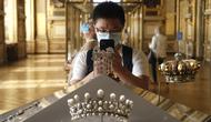 Mahkota abad ke-19 yang dulunya milik Permaisuri Eugenie, istri Napoleon III, berhasil diselamatkan dari perampokan di Museum Louvre. (dok. FRANCOIS GUILLOT / AFP)