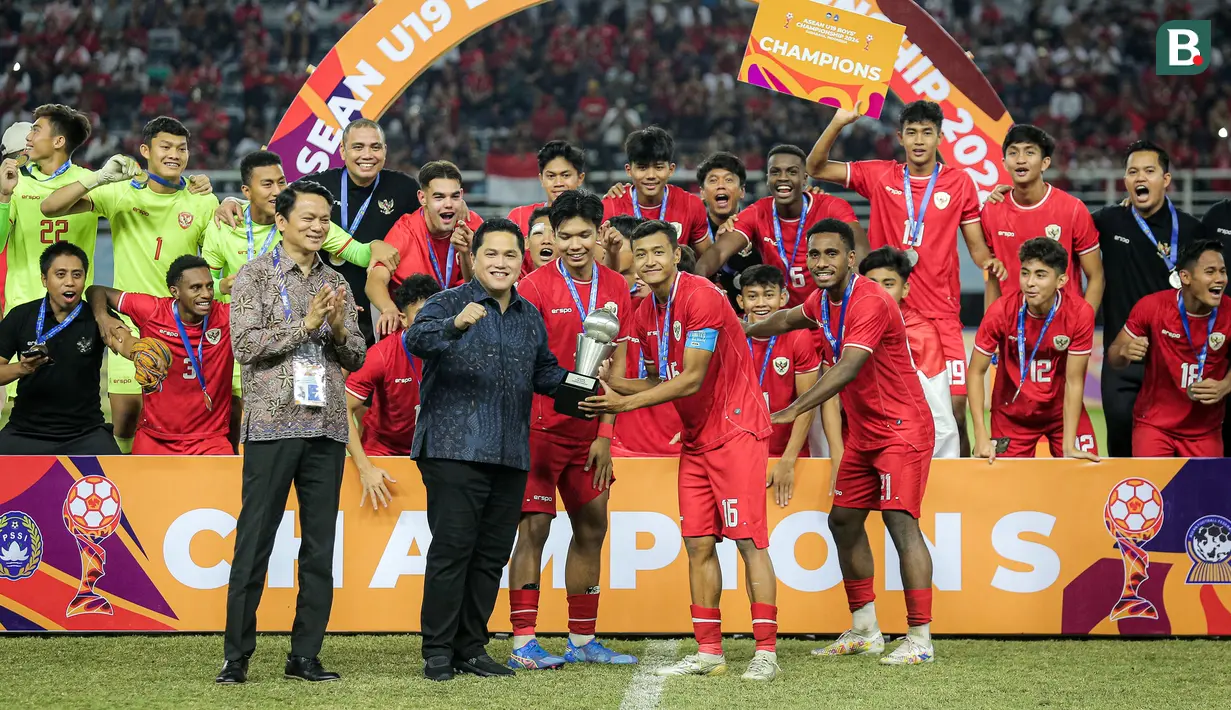 <p>Skuad Timnas Indonesia U-19 berfoto dengan trofi juara Piala AFF U-19 2024 yang diserahkan oleh Ketua Umum PSSI, Erick Thohir usai mengalahkan Thailand U-19 pada laga final di Stadion Gelora Bung Tomo, Surabaya, Senin (29/7/2024). (Bola.com/Bagaskara Lazuardi)</p>