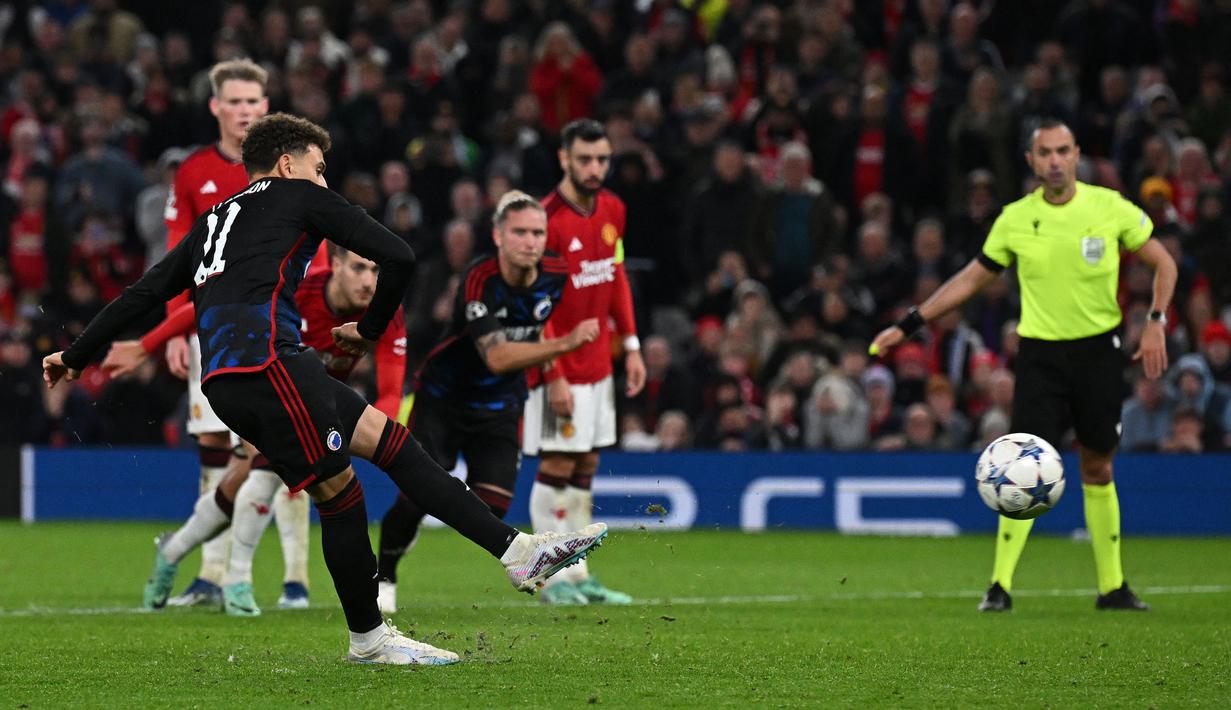 Jordan Larsson yang kini tengah menjalani musim pertama bersama FC Copenhagen setelah sempat berstatus pinjaman dari Schalke selama setengah musim, menjadi pemain ketiga dan terbaru yang gagal menaklukkan Andre Onana dalam eksekusi penalti. Momen itu terjadi saat FC Copenhagen bertandang ke markas MU pada matchday ketiga Grup A Liga Champions musim 2023/2024 (24/10/2023). Tendangan yang dilepaskan Jordan Larsson mampu ditepis Andre Onana. Andai masuk, eksekusi penalti yang terjadi di masa injury time tersebut akan menghindarkan FC Copenhagen dari kekalahan 0-1. (AFP/Paul Ellis)