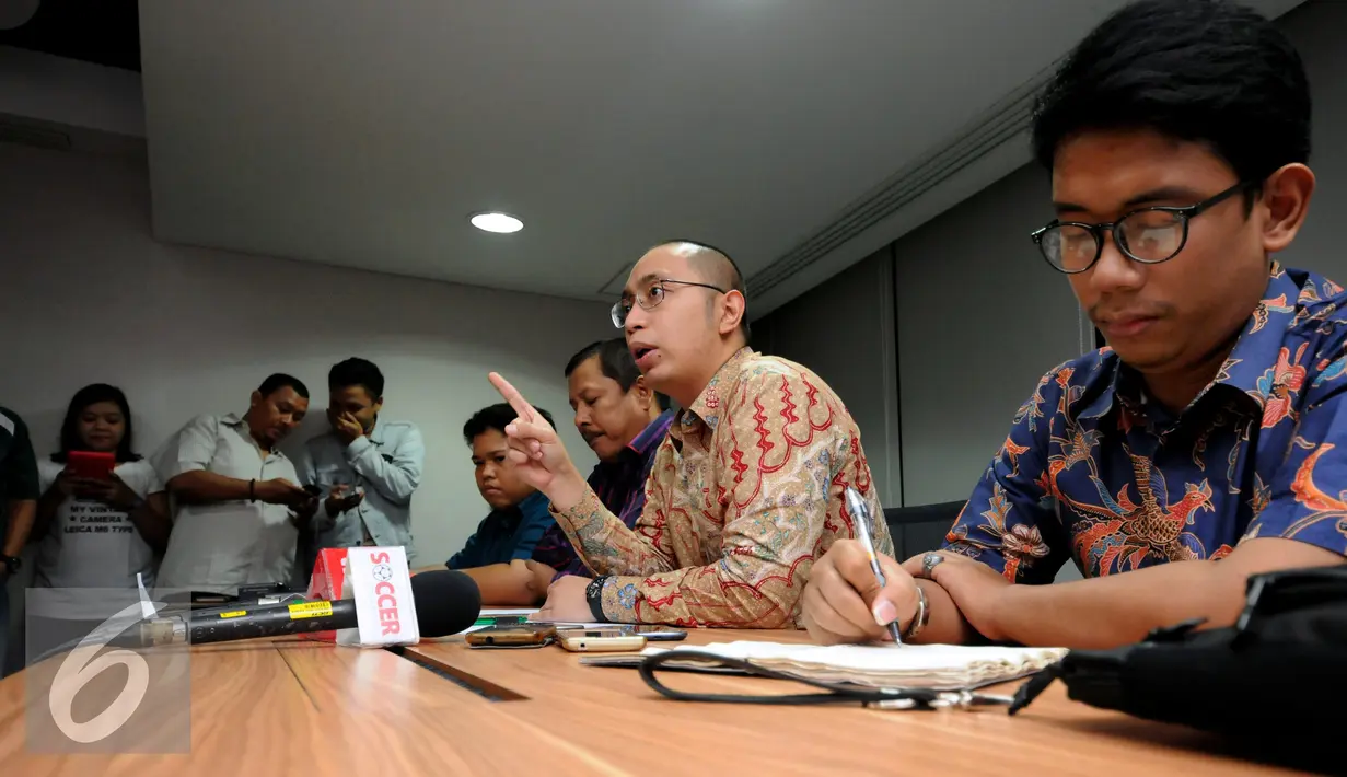 Direktur Hukum PSSI, Aristo Pangaribuan (kedua kanan) memberikan keterangan di kantor PSSI, Jakarta, Selasa (8/3/2016). Tim hukum PSSI memberikan penyataan terkait putusan Mahkamah Agung terhadap SK Pembekuan PSSI. (Liputan6.com/Helmi Fithriansyah)