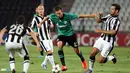 Pemain Schalke 04 Marco Hoger dihadang pemain PAOK pada Putar Liga Champions kedua pertandingan sepak bola di Stadion Toumpa di Thessaloniki (27/08/2013).(AFP/Sakis Mitrolidis).