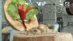 Sebuah hotel menyajikan makanan yang unik. Nasi goreng disajikan dalam kelapa muda dan diklaim bebas kolesterol.