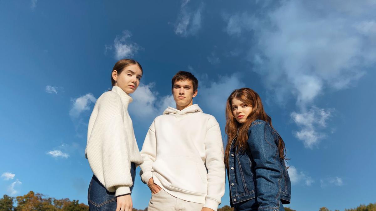 5 Trik Styling Hoodie agar Tampil Semi-Formal dan Tetap Stylish