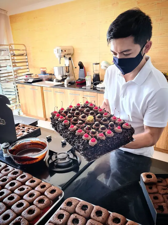 ilustrasi potret potret nicky tirta aktor suara hati istri indosiar, yang juga berkarir sebagai chef/instagram: @nickytirta