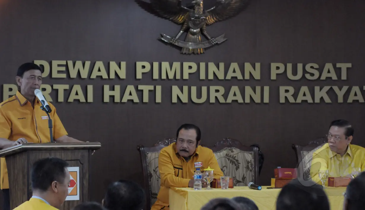 Ketua Umum Partai Hanura, Wiranto (kiri) saat memberikan pidato dikantor DPP Partai Hanura, Jakarta, Jum’at (13/3/2015). Agung Laksono menegaskan safari politiknya untuk memberikan dukungan pada pemerintahan saat ini. (Liputan6.com/Andrian M Tunay)