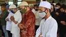 Jemaah melaksanakan ibadah salat Jumat di masjid Al Azhar di Jakarta (5/6/2020). Sejumlah masjid di Jakarta menggelar salat Jumat berjemaah setelah memasuki masa Pembatasan Sosial Berskala Besar (PSBB) transisi menuju new normal. (AFP/Adek Berry)