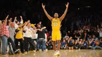 Pemain Lakers, Metta World Peace, mendapat aplaus meriah dari para penonton setelah tampil cermelang kontra New Orleans Pelicans, Selasa (11/4/2017) malam waktu setempat. (Twitter/Lakers Nation)
