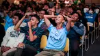 Ekspresi geregetan sejumlah fans Manchester City saat Roaring Night Liga Inggris antara Man City melawan Chelsea di Hotel Ibis, Tanah Abang, Jakarta, Minggu (18/02/2024) dini hari WIB. (Bola.com/Bagaskara Lazuardi)