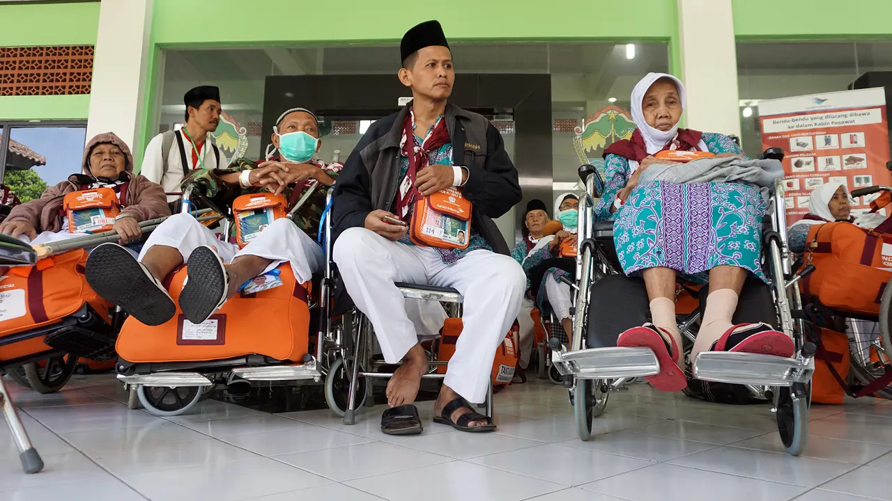 Kondisi sakit menyebabkan sejumlah jemaah haji asal Kebumen memakai alat bantu kursi roda