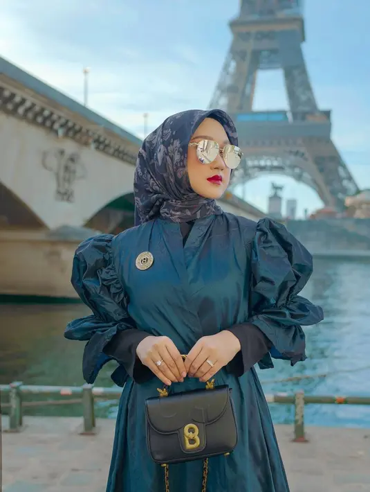 Tidak hanya sekedar berlibur, kunjungan Dian Pelangi di Paris juga untuk menjalani photoshoot proyek kolaborasinya bersama brand modest fashion lokal, Buttonscarves. (Instagram/dianpelangi).
