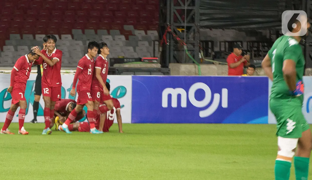 Pemain timnas Indonesia U-20 merayakan gol ke gawang Fiji pada laga International Friendly Match di Stadion Utama Gelora Bung Karno, Jumat (17/2/2023). Timnas U-20 Indonesia berhasil meraih kemenangan perdana dengan skor 4-0 dalam turnamen mini yang digelar sebagai bagian persiapan jelang tampil di Piala Asia U20 2023. (Liputan6.com/Faizal Fanani)