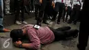 Model yang berperan sebagai Jopi Peranginangin mengikuti reka ulang, Kemang, Jakarta, Kamis (11/06/2015). Proses rekonstruksi tersebut terdiri dari 31 reka adegan yang diperankan oleh tersangka dan saksi-saksi. (Liputan6.com/Andrian M Tunay)