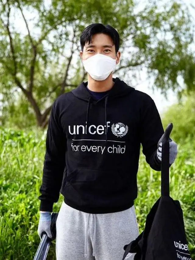 Hari Bumi 2021, Siwon Super Junior Ikut Tantangan Pungut Sampah di Jalanan