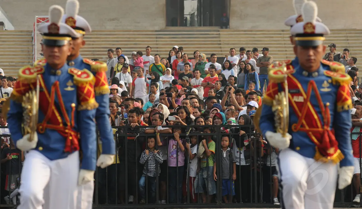Aksi Tim Marching Band Taruna Akademi Militer saat memeriahkan HUT RI ke-69 di kawasan Tugu Monas mengundang perhatian sejumlah warga Jakarta, (31/8/2014), Liputan6.com/Helmi Fithriansyah)