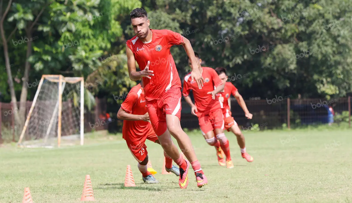 Pemain Persija Jakarta, William Pacheco dan rekan-rekannya menggeber fisik pada sesi latihan di Lapangan Villa 2000, Pamulang, Tangerang Selatan, Senin (25/4/2016). (Bola.com/Nicklas Hanoatubun)