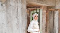 Jadi ibu 5 anak, Zaskia Adya Mecca tetap awet muda dan modis dengan gaya hijab kasualnya. [@zaskiadyamecca].