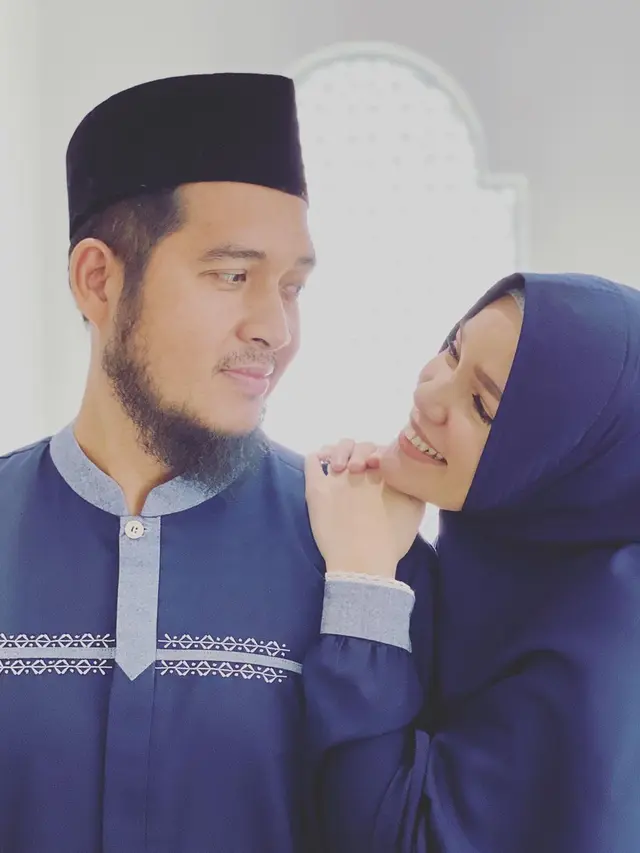 Jarang Tersorot, Ini 7 Potret Mesra Dewi Sandra dan Suami
