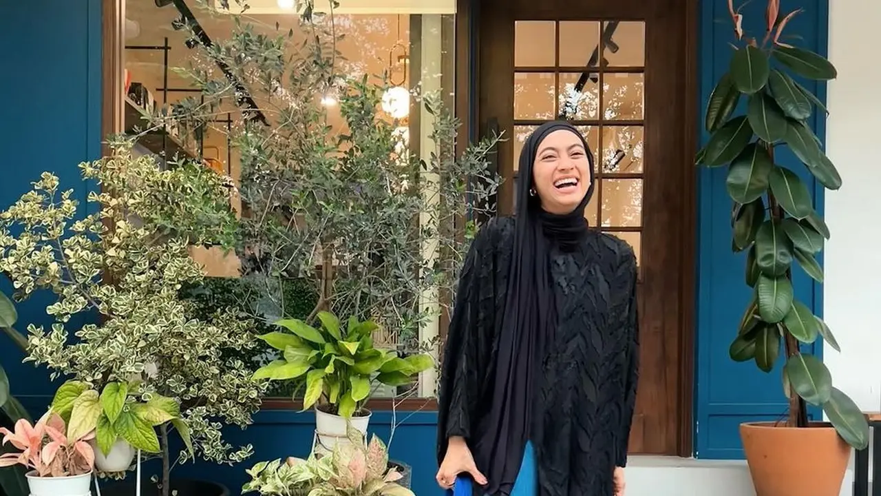 6 Gaya Berhijab Ayudia Bing Slamet yang Kasual, Cocok Untuk Jadi Busana Nongkrong di Bulan Ramadan