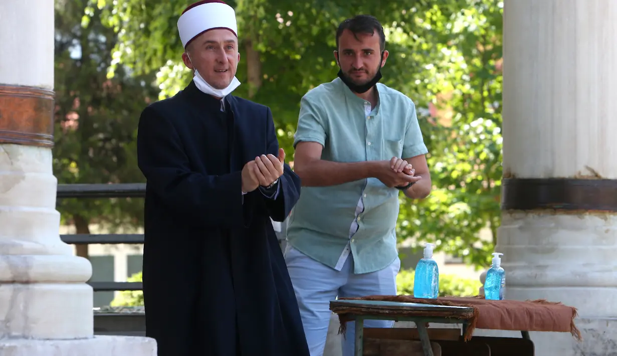 Imam mencuci tangannya sebelum salat di depan Masjid Mustafa Pasha di Skopje, Macedonia Utara, Selasa (12/5/2020). Komunitas Agama Islam (IRC) di Macedonia Utara membuka masjid-masjid, meskipun otoritas setempat meminta mempertimbangkan kembali keputusan itu terkait COVID-19. (AP/Boris Grdanoski)