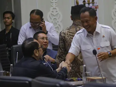 Menteri Dalam Negeri (Mendagri), Tito Karnavian sesaat sebelum mengikuti rapat kerja dengan Badan Legislasi DPR terkait pembahasan RUU Pilkada di Kompleks Parlemen, Senayan, Jakarta, Rabu (21/8/2024). (merdeka.com/Arie Basuki)