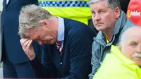 Ekspresi wajah pelatih Sunderland, David Moyes (kiri) saat timnya kalah dari Manchester United pada lanjutan Premier League  Stadium of Light, Sunderland, (9/4/2017). Manchester United menang 3-0. (EPA/Peter Powell)