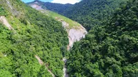 Kondisi permukaan gunung di desa Poi yang menjadi ancaman warga. tampak bagian puncak hingga tebing gunung itu yang terbuka dan rapuh yang memperlihatkan kandungan material yang mengancam desa Poi. (Sumber foto: Himpunan Ahli Geofisika Sulteng/ Mauludin).