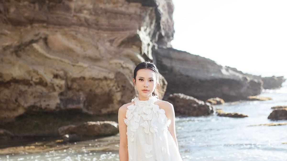 6 Potret Jessica Jane Tampil Bak White Swan dalam Prewedding di Pantai Bersama Erwin