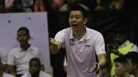 Pelatih Satria Muda Jakarta, Youbel Sondakh, memberikan arahan kepada anak asuhnya saat melawan Stapac Jakarta pada laga final IBL 2019  di C-Tra Arena, Bandung, Sabtu (23/3). Stapac menang 74-56 atas Satria Muda. (Bola.com/M Iqbal Ichsan)