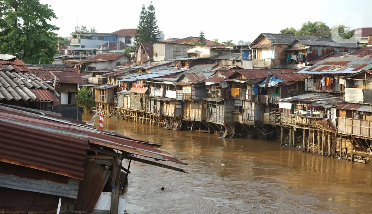 Deretan permukiman penduduk semi permanen di bantaran Sungai Ciliwung, Jakarta, Senin (5/10/2020). Pemprov DKI mencatat kenaikan angka kemiskinan Jakarta sebesar 1,11 persen menjadi 4,53 persen pada bulan September 2020 karena terdampak pandemi COVID-19. (Liputan6.com/Immanuel Antonius)