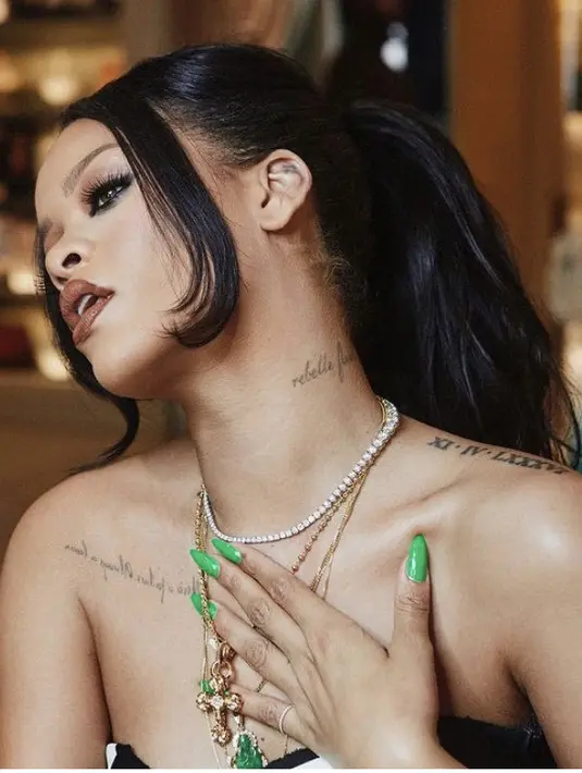 <p>Green bright bisa menjadi pilihan warna kutek bagi pemiliki warna gelap seperti yang dikenakan oleh Rihanna ini. @Badgalriri</p>