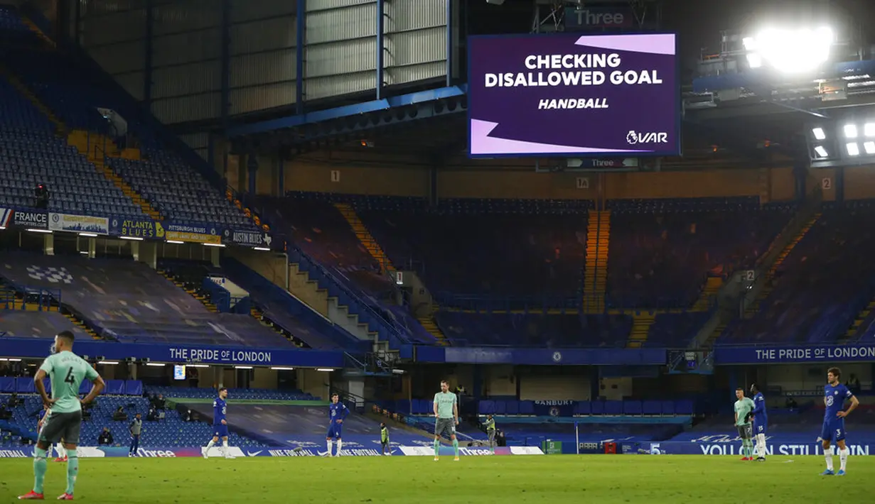Para pemain menunggu keputusan VAR saat pertandingan Liga Inggris antara Chelsea dan Everton di Stadion Stamford Bridge, London, Inggris, Senin (8/3/2021). Chelsea menang 2-0. (John Sibley/Pool via AP)