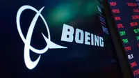 Logo Boeing muncul pada layar di atas pos perdagangan di lantai New York Stock Exchange, 13 Juli 2021. (AP Photo/Richard Drew, file)