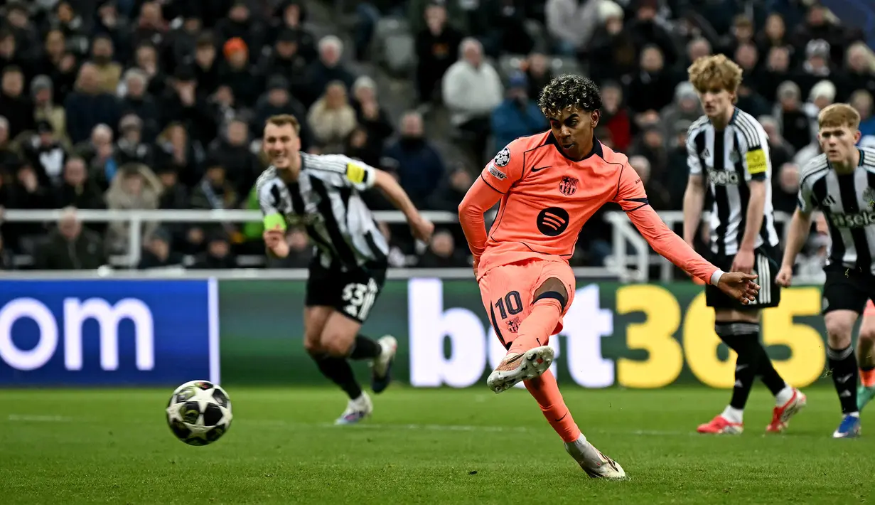 Lamine Yamal menjadi juru selamat Barcelona saat bertandang ke markas Newcastle dalam laga leg 1 babak 16 besar Liga Champions 2025/2026 di Saint James' Park, Inggris, Selasa (10/03/2026). (AFP/Paul Ellis)