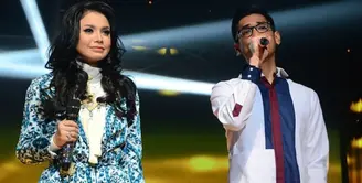 Rossa dan Afgan mempersiapkan lagu yang akan mengiris hati para pendengarnya di konser Suara Hati Afgan yang akan digelar di Malaysia.