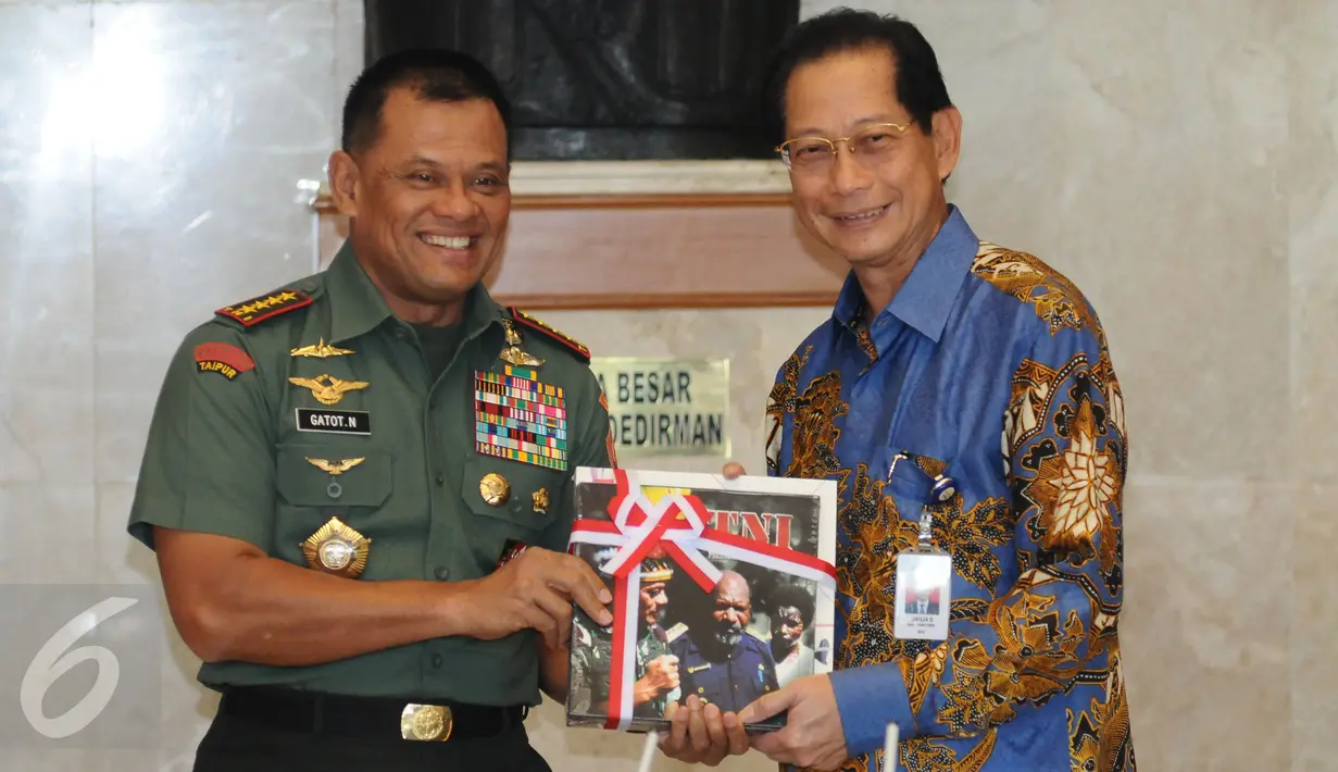 Panglima TNI, Jenderal TNI Gatot Nurmantyo (kiri) memberi cenderamata kepada Presdir PT BCA Jahja Setiaatmaja usai penandatanganan nota kesepahaman di Jakarta, Rabu (12/4). Nota untuk penyaluran bantuan CSR. (Liputan6.com/Helmi Fithriansyah)