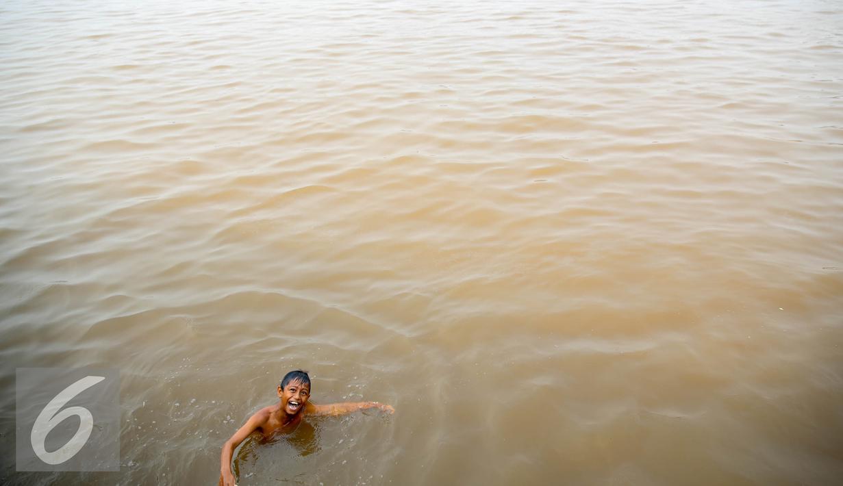 Seorang anak tampak ceria saat berenang di Sungai Kapuas, Pontianak, Kalimantan Barat, Sabtu (22/8/2015). Sungai Kapuas membentang sepanjang 1.143 kilometer. (Liputan6.com/Faizal Fanani)