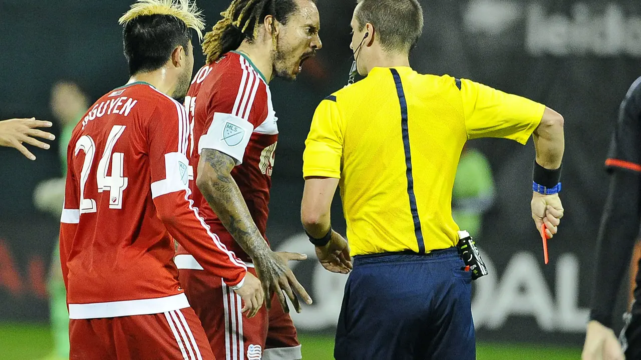 Kapten ini Emosi dan Tantang Wasit yang Memberinya Kartu Merah