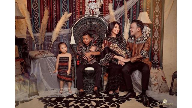 Ajak Betrand Peto, Begini 7 Gaya Foto Keluarga Ruben Onsu dengan Pakaian Nuansa Etnik