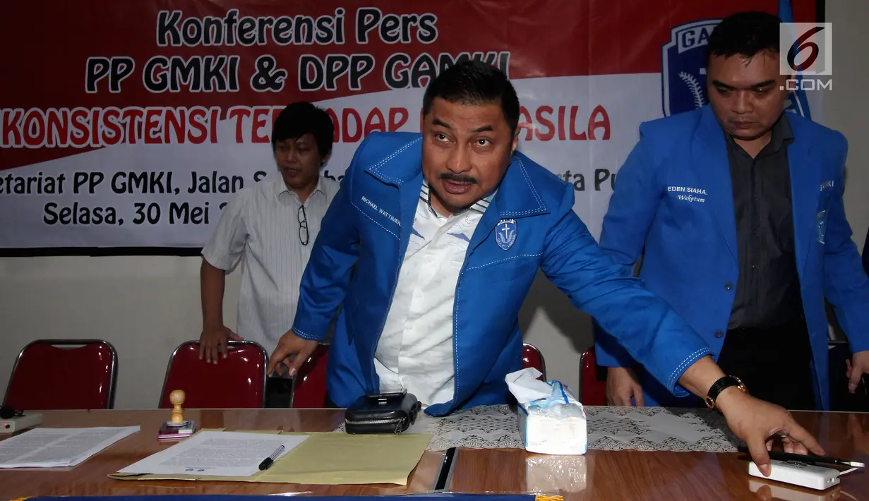 Ketum Gerakan Angkatan Muda Kristen Indonesia (GAMKI) Michael Wattimena memberikan keterangan pers memperingati hari lahir Pancasila di Sekret PP GMKI, Jakarta, Rabu (30/5). (Liputan6.com/Johan Tallo)