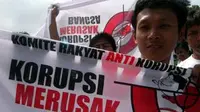 Aksi massa Komite Rakyat Anti Korupsi dalam rangka memperingati Hari Anti Korupsi Internasional di Kajari Bogor, Jabar, Rabu (9/12). (Antara)