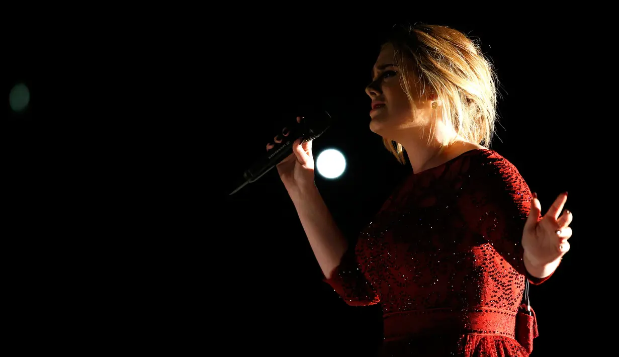 Penyanyi Adele saat membawakan lagu "All I Ask" di 58 Grammy Awards di Los Angeles, California (15/2). Adele tidak masuk nominasi Grammy Awards 2016, namun album baru keduanya berhasil merebut hati pecinta musik di dunia. (REUTERS/Mario Anzuoni)