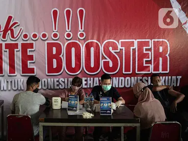 Pedagang menjalani vaksinasi booster COVID-19 di Pasar Tanah Abang Blok A, Jakarta, Senin (4/4/2022). Vaksinasi yang diselenggarakan Polri ini diikuti warga sekitar dan pedagang Pasar Tanah Abang yang berencana mudik Lebaran. (Liputan6.com/Faizal Fanani)