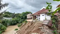 Rumah Elit Di Kota Serang, Banten, Longsor. (Rabu, 03/02/2021). (Liputan6.com/Yandhi Deslatama).