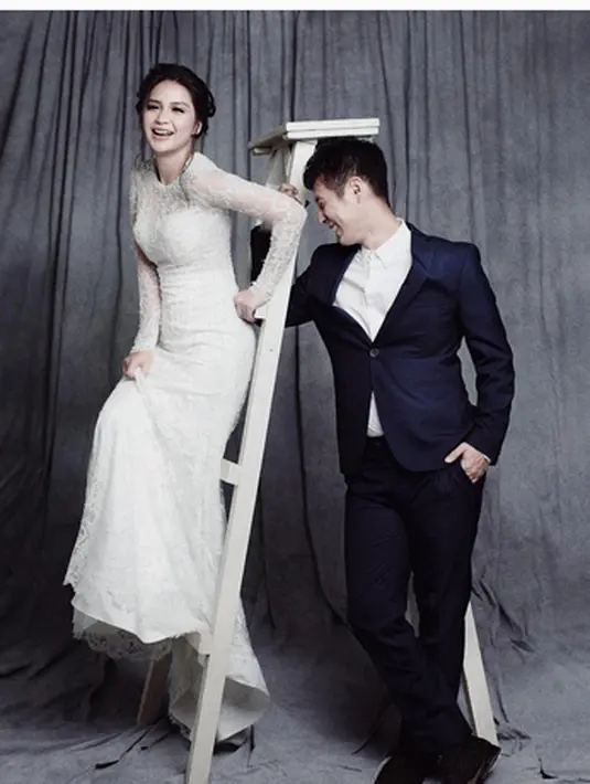 Berdasarkan undangan yang beredar, terungkap pasangan ini akan menggelar resepsi pernikahan pada Sabtu, 21 Mei 2016 di Gedung Museum Bank Indonesia. (Instagram/@dierabachir)