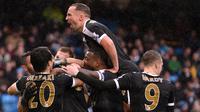 Pemain Leicester City merayakan gol yang dicetak Robert Huth ke gawang Manchester City dalam lanjutan Liga Inggris di Stadion Etihad, Manchester, Sabtu (6/2/2016) malam WIB. (AFP/Oli Scarff)