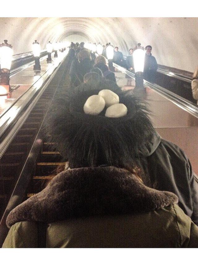 6 Gaya Fashion Nyentrik di Tempat Umum Ini Bikin Kamu Geleng Kepala