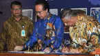 Citizen6, Jakarta: MKP Sharif C Sutardjo dan Dirut BRI menanda tanganni naskah kerjasama KKP dan BRI. (Pengirim: Efrimal Bahri)