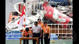 Kepala Basarnas Marskel Madya TNI FH Bambang Soelistyo (kiri) menandatangani penyerahan bangkai badan Pesawat AirAsia QZ8501 di dampingi Ketua KNKT Tatang Kurniadi di Pelabuhan Tanjung Priok, Jakarta, Senin (2/3/2015). (Liputan6.com/Faizal Fanani)